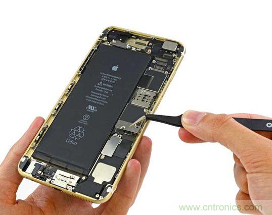 與iPhone 5S相比，電池尺寸更大，電池效率提高了16%。整部手機看起來就像一件藝術品，但看不到太多的內(nèi)部構(gòu)造。（來源：iFixit）